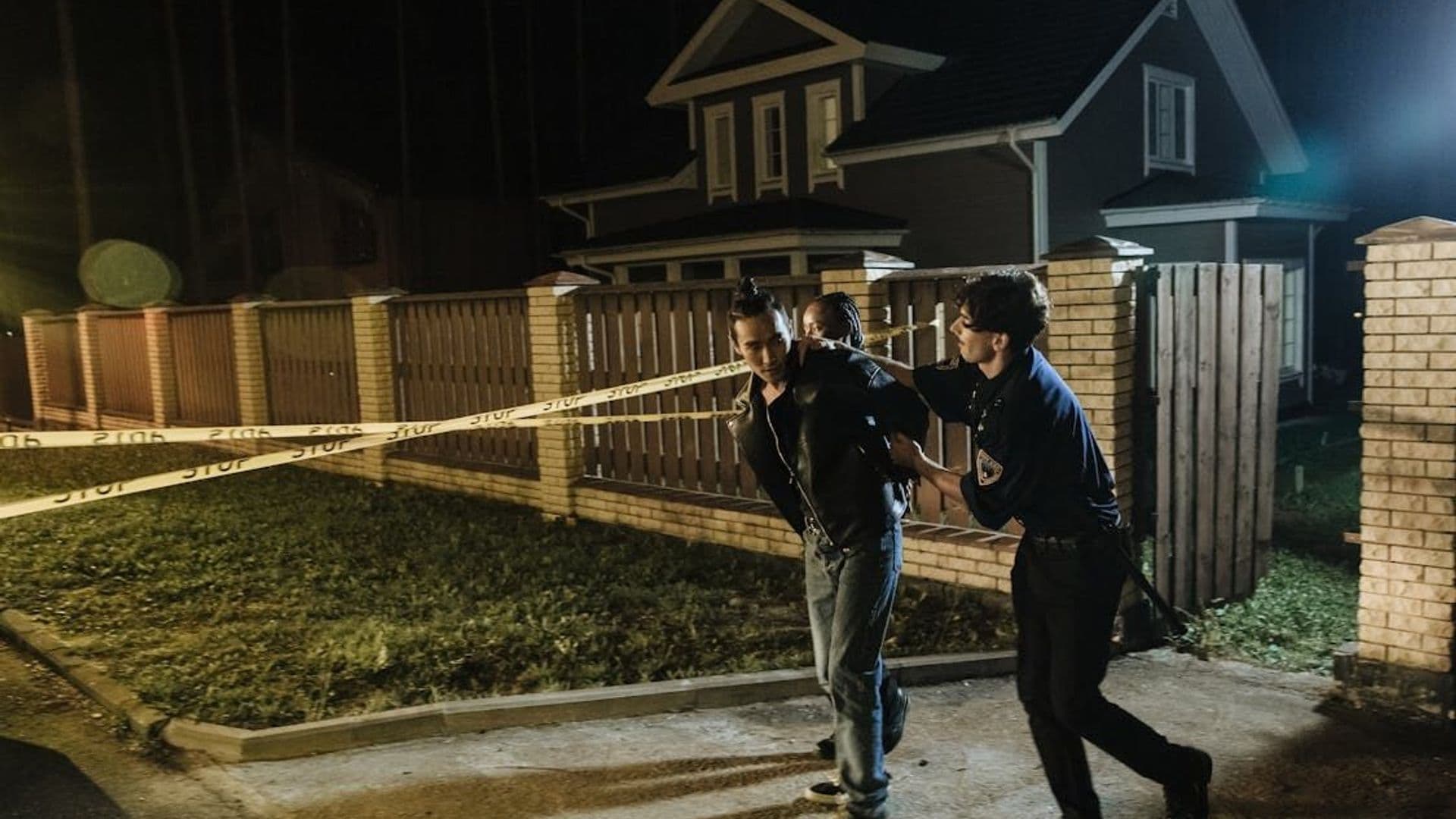 Des policiers qui procèdent à une interpellation d'un individu 