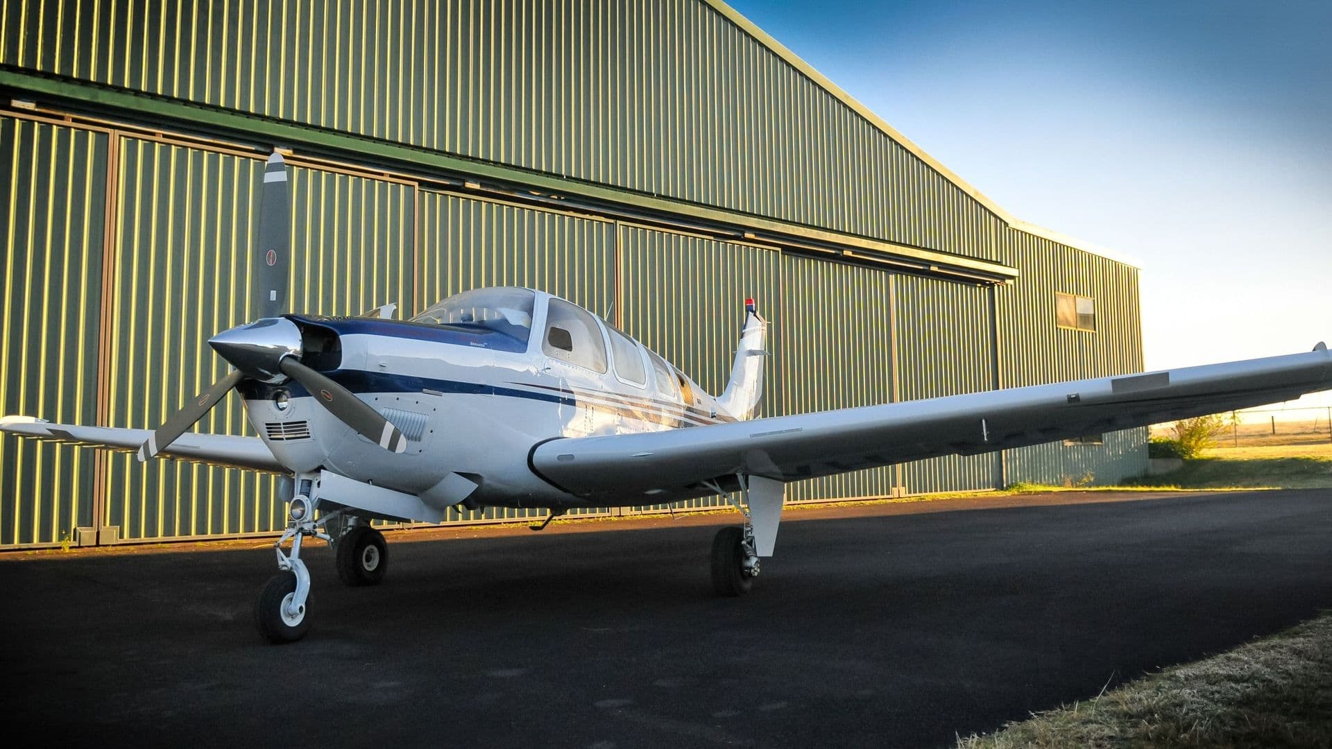 Le maire Guy Lafrenière y voit un levier économique majeur pour la Ville de Lebel-sur-Quévillon et s'attend à des retombées sur l’emploi et, à terme, l’ouverture de vols commerciaux.