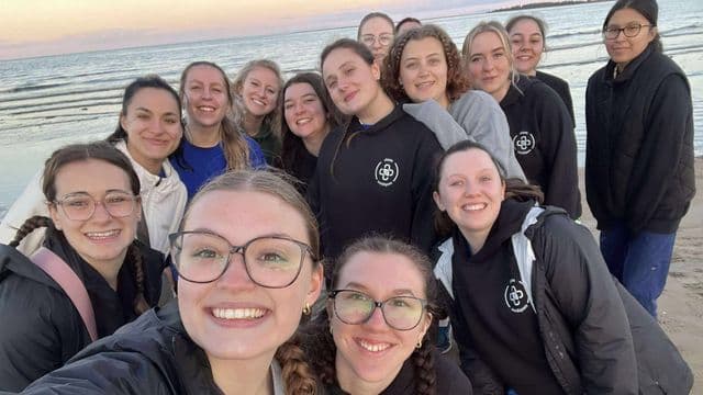 Quinze finissantes du Cégep de Sherbrooke veillent au bien-être animal en Eeyou Istchee