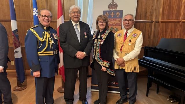 Reconnaissance historique : deux anciens grands chefs cris décorés de la médaille du couronnement du roi Charles III 