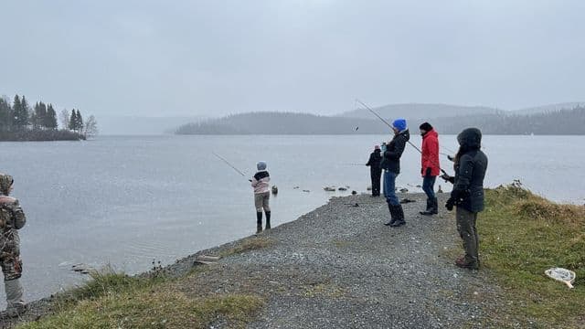 Activités nordiques : FaunENord promeut la pêche à gué auprès des Jamésiens