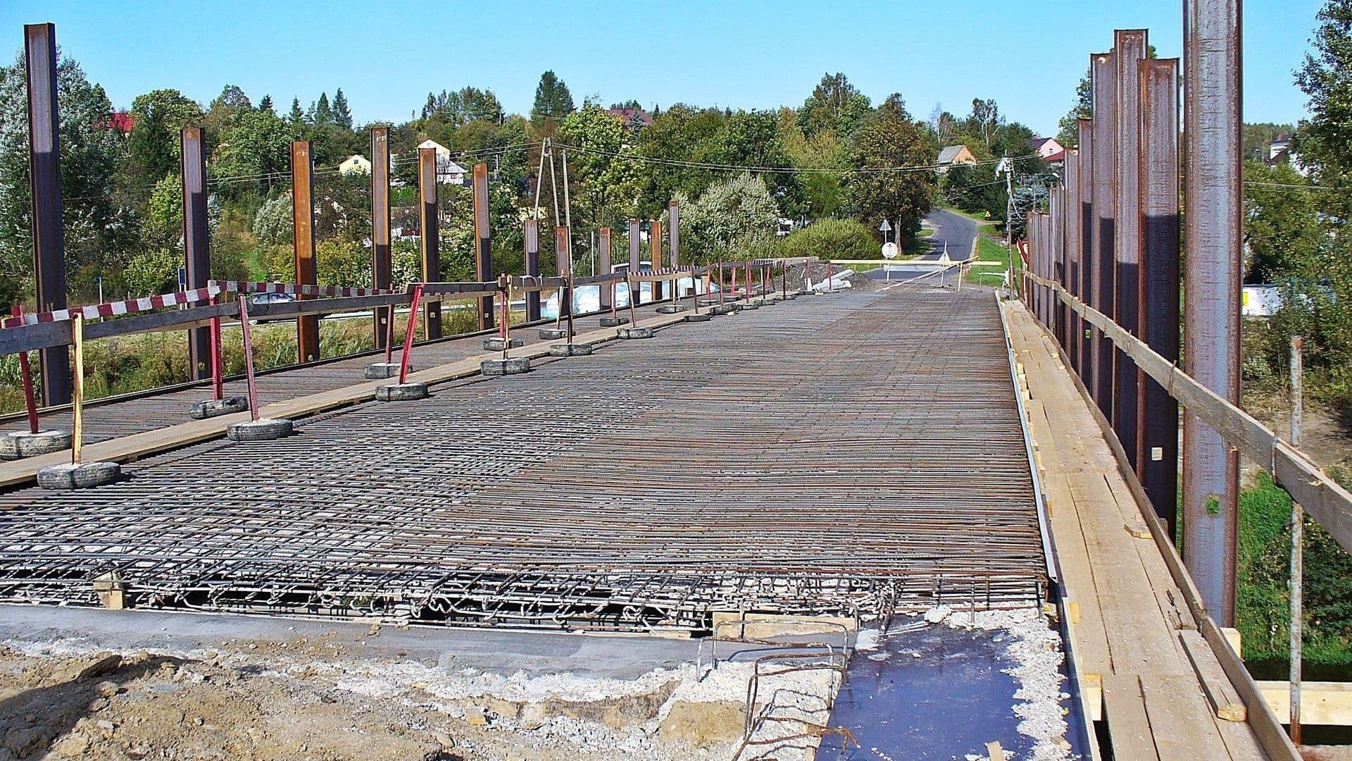 La circulation se fera en alternance jusqu’au 10 octobre 2025, avec une vitesse réduite à 50 km/h pour des raisons de sécurité.