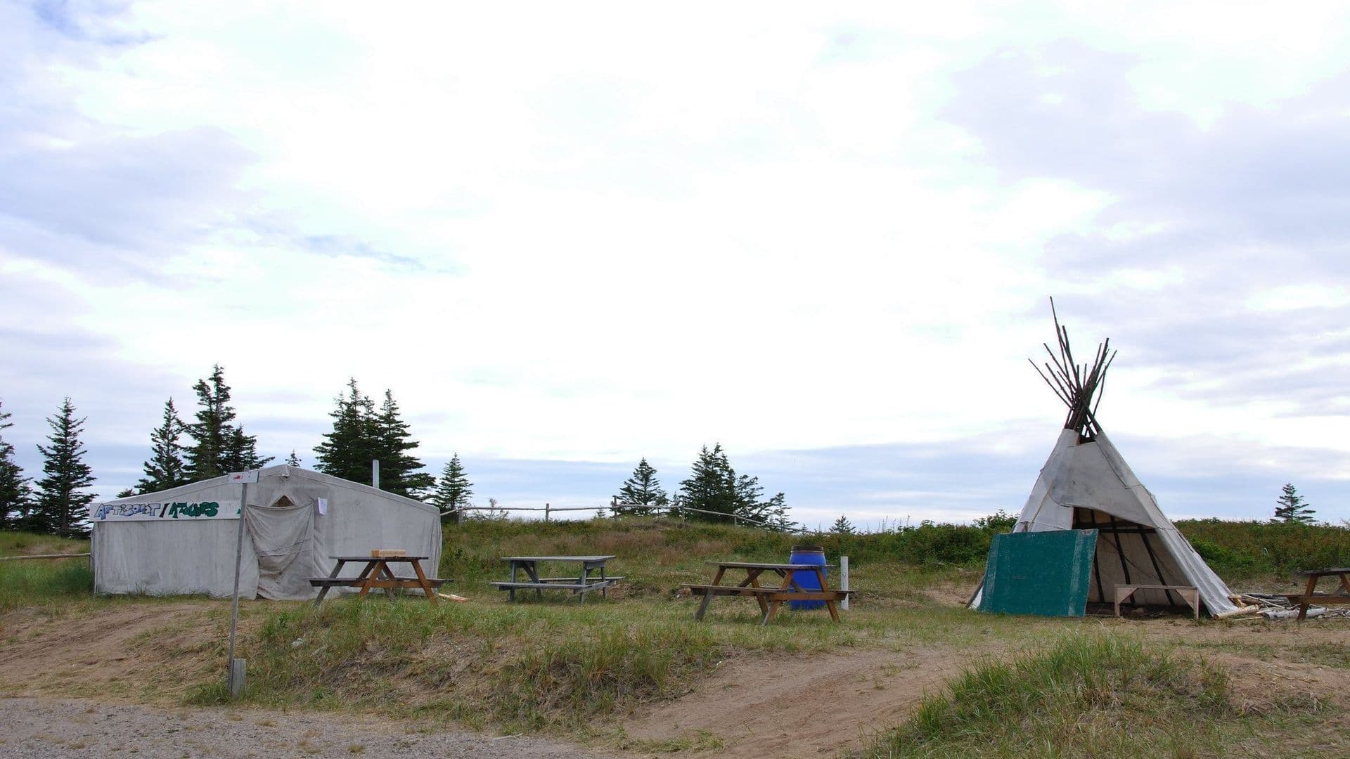 L’objectif est de rebâtir une cinquantaine de camps par an d’ici 2027, afin de permettre aux familles autochtones de retourner sur leur territoire pour pratiquer leurs activités traditionnelles.