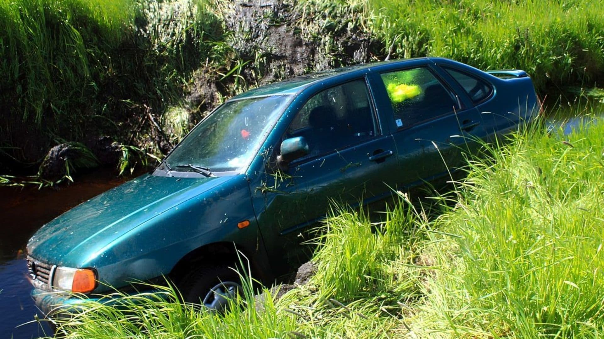 D'après la SQ, le véhicule des deux occupants a dérapé avant de se retrouver submergé dans un étang, précisant qu'une enquête était en cours pour déterminer les causes du drame.