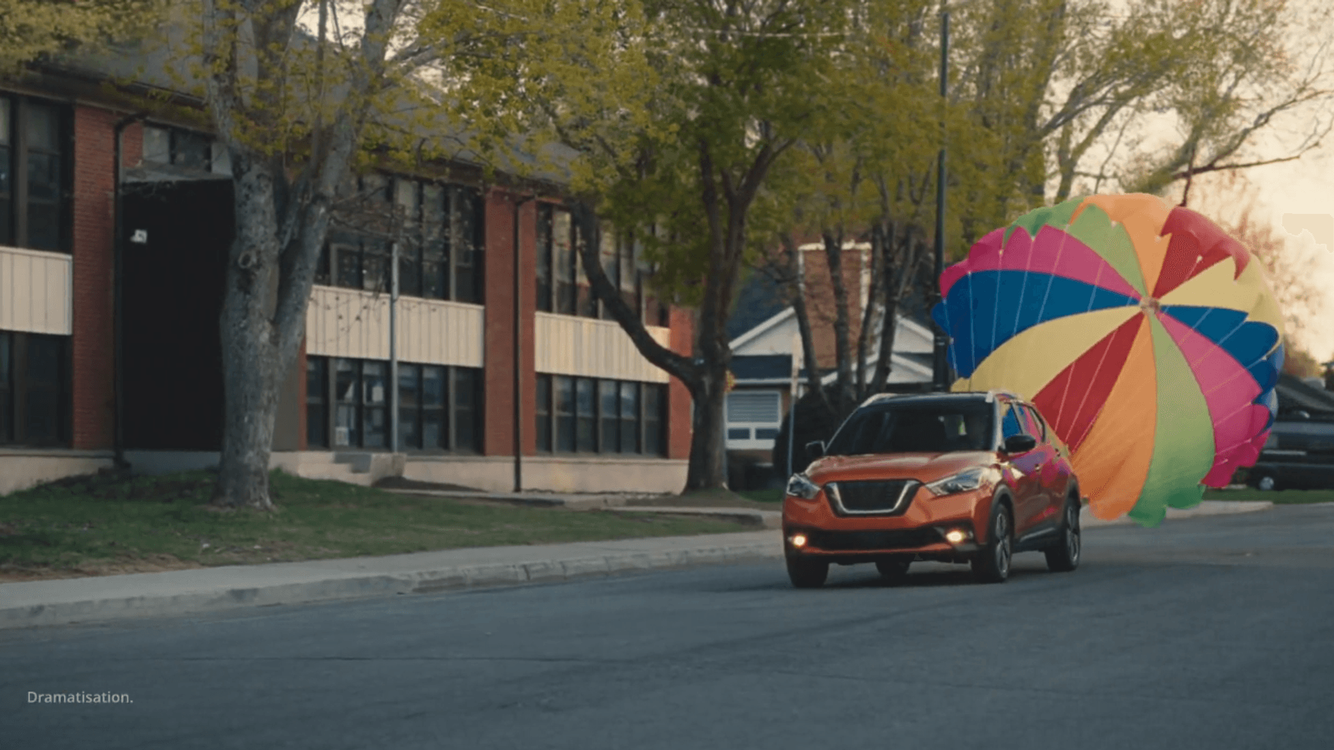 Un parachute accroché à une voiture afin de la ralentir 