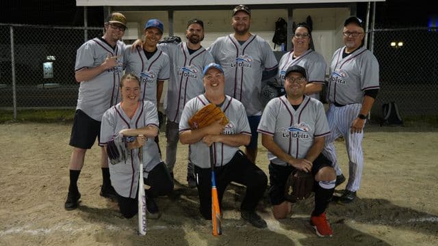 La Baie-James joue collectif : le tournoi amical de balle célèbre 10 ans de camaraderie 