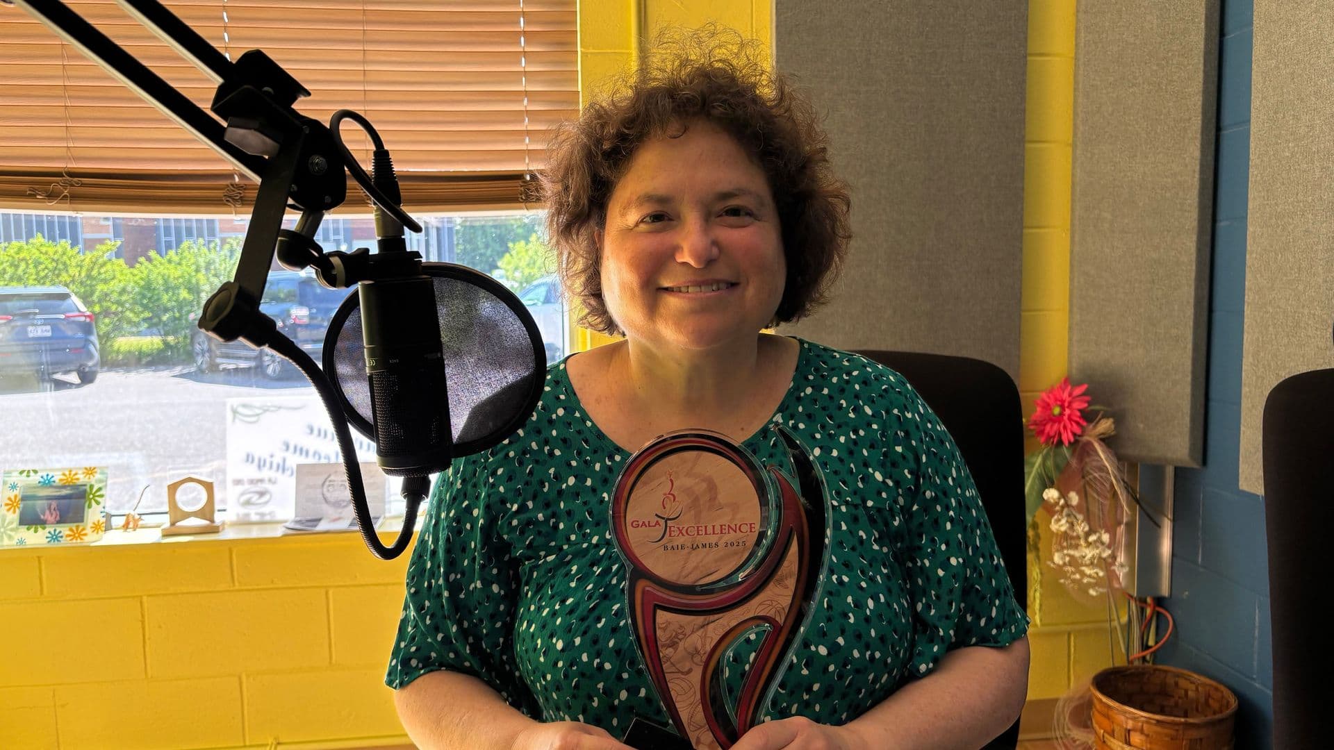 Engagée depuis plus de 15 ans au sein de la communauté, elle partage sa passion des arts visuels à travers ateliers, expositions et projets communautaires.