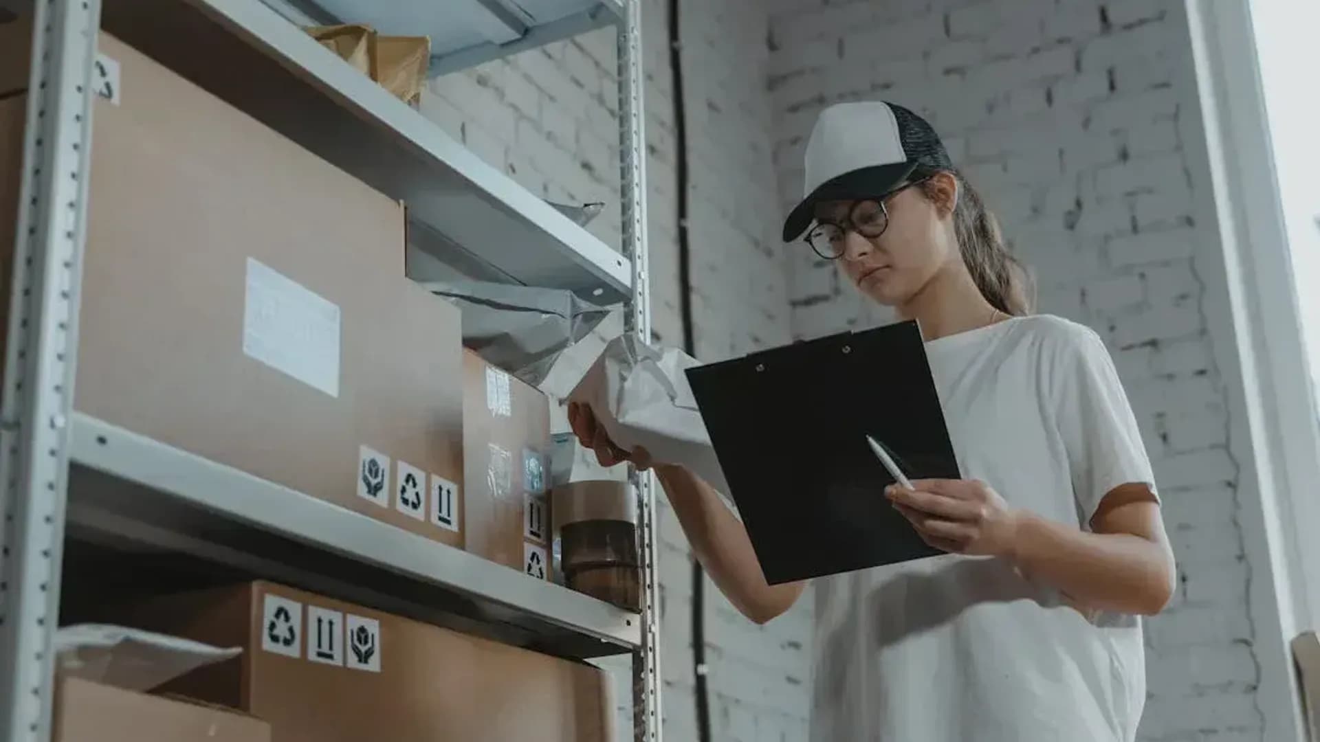 Une jeune qui travaille 