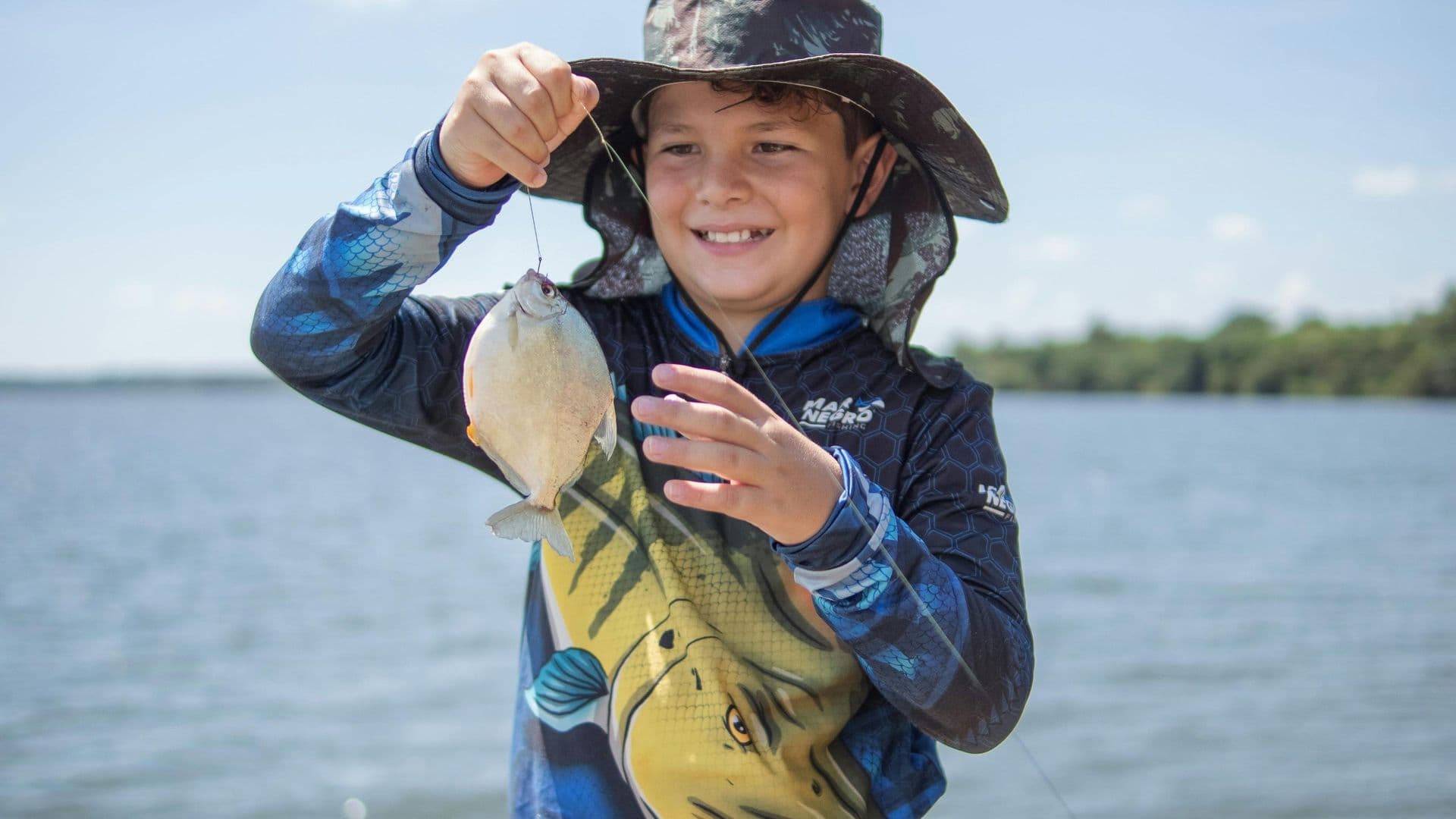 un petit garçon qui pêche 