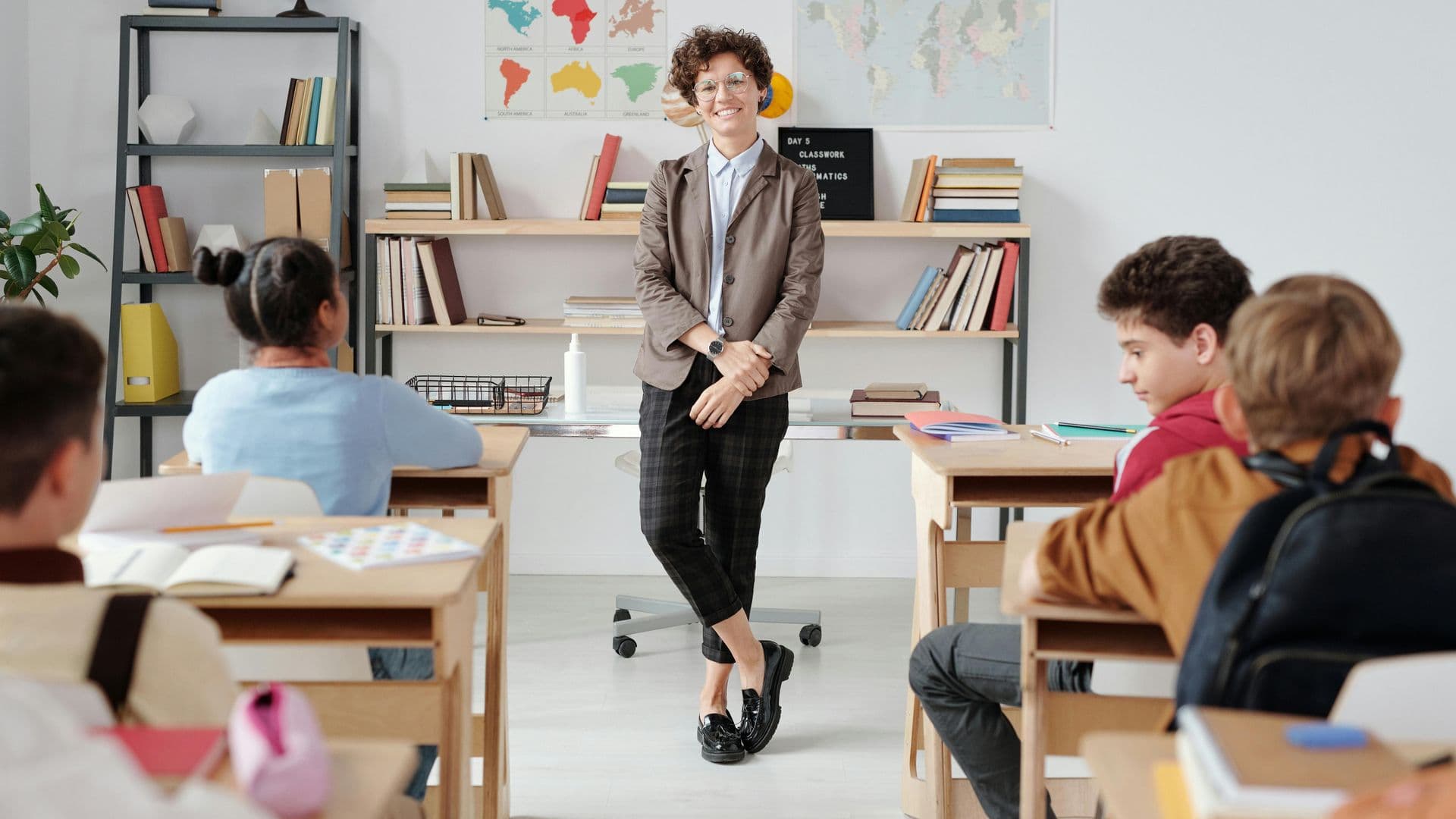 Une enseignante dans une classe 
