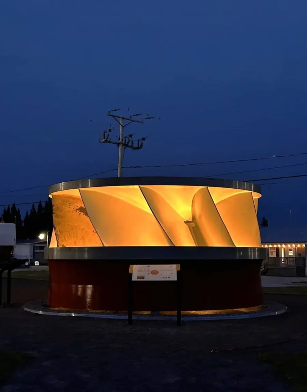 Dotée d'un système d'éclairage, la roue de turbine no 9 accueille les visiteurs de Radisson, de jour comme de nuit 
