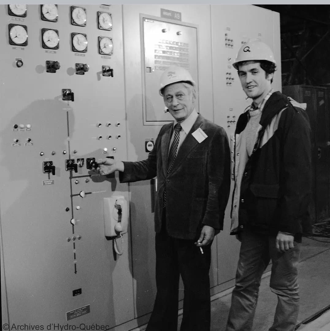 Mise en service du groupe turbine-alternateur no 9 par René Lévesque, premier ministre du Québec, lors de l'inauguration de la centrale Robert-Bourassa (LG2) le 27 octobre 1979 
