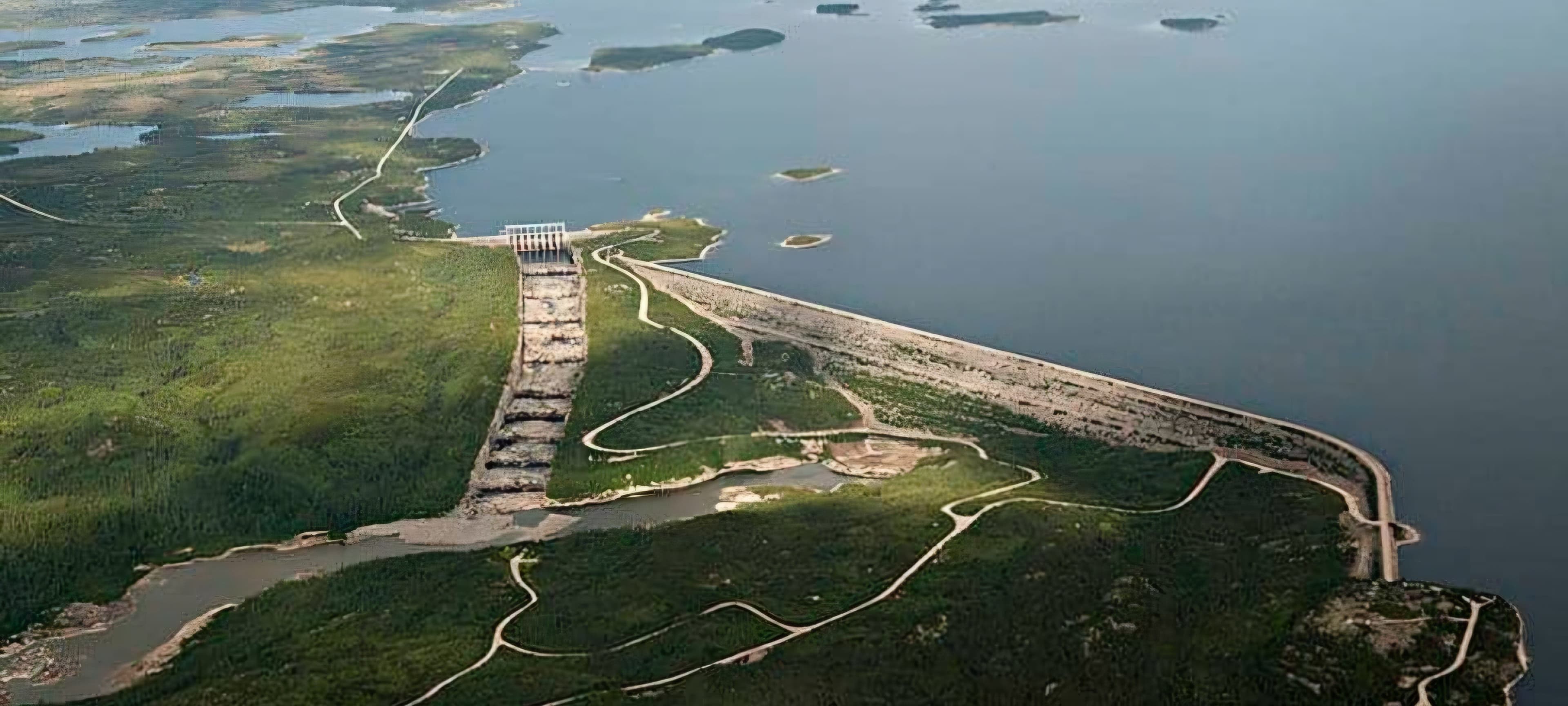Vue aérienne de l'aménagement Robert-Bourassa (La Grande-2), de l'évacuateur de crues et du réservoir 
