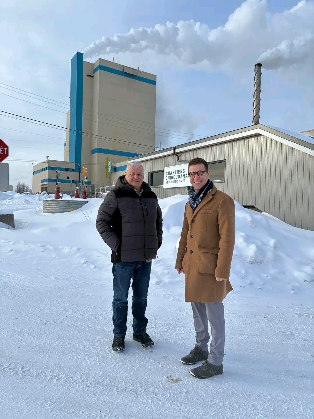 De gauche à droite : Guy Lafrenière, maire de Lebel-sur-Quévillon et représentant régional de l’UMQ et Guillaume Tremblay, président de l’UMQ, à Lebel-sur-Quévillon, le 21 janvier 2026 