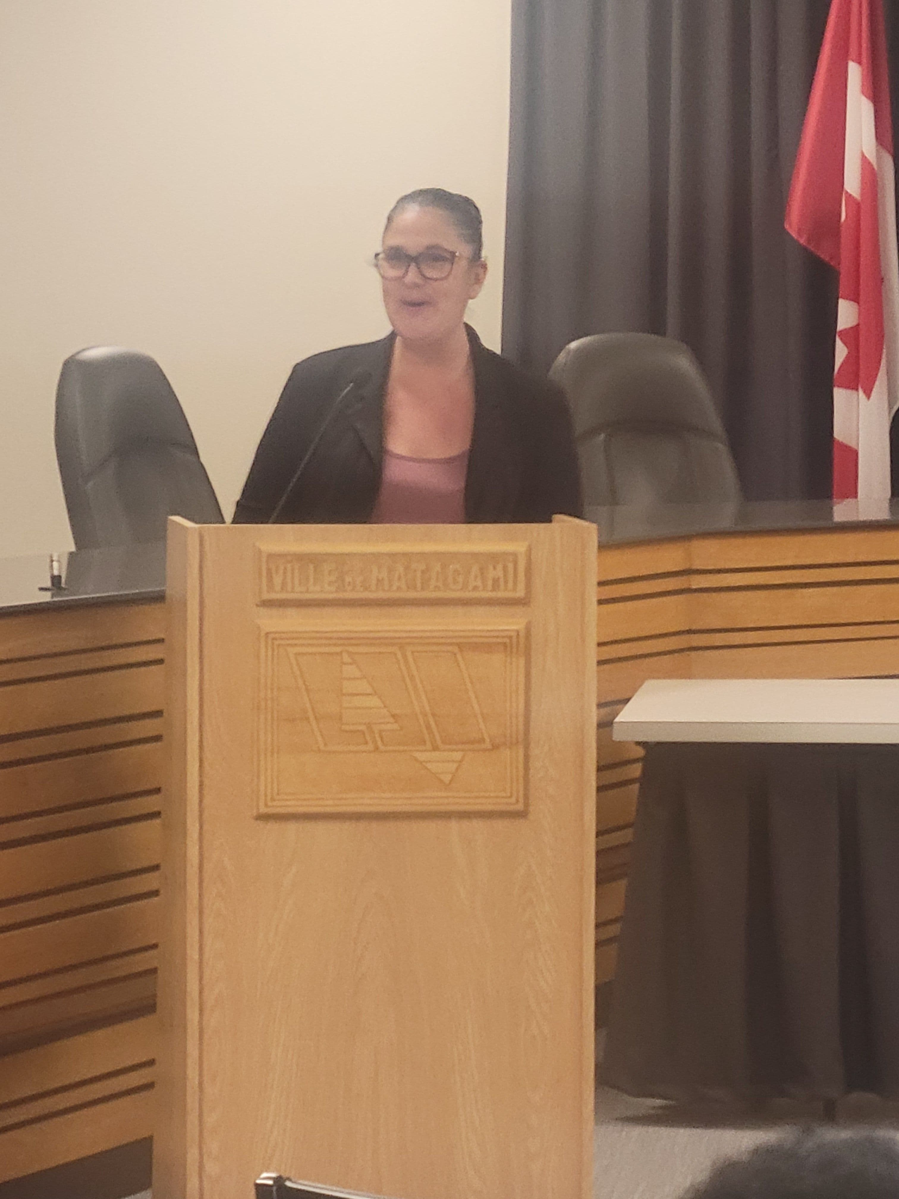 Joannie Plante Belisle, présidente d'élections à Matagami annonçant les résultats des élections municipale du 2 novembre 2025 à l'hôtel de ville