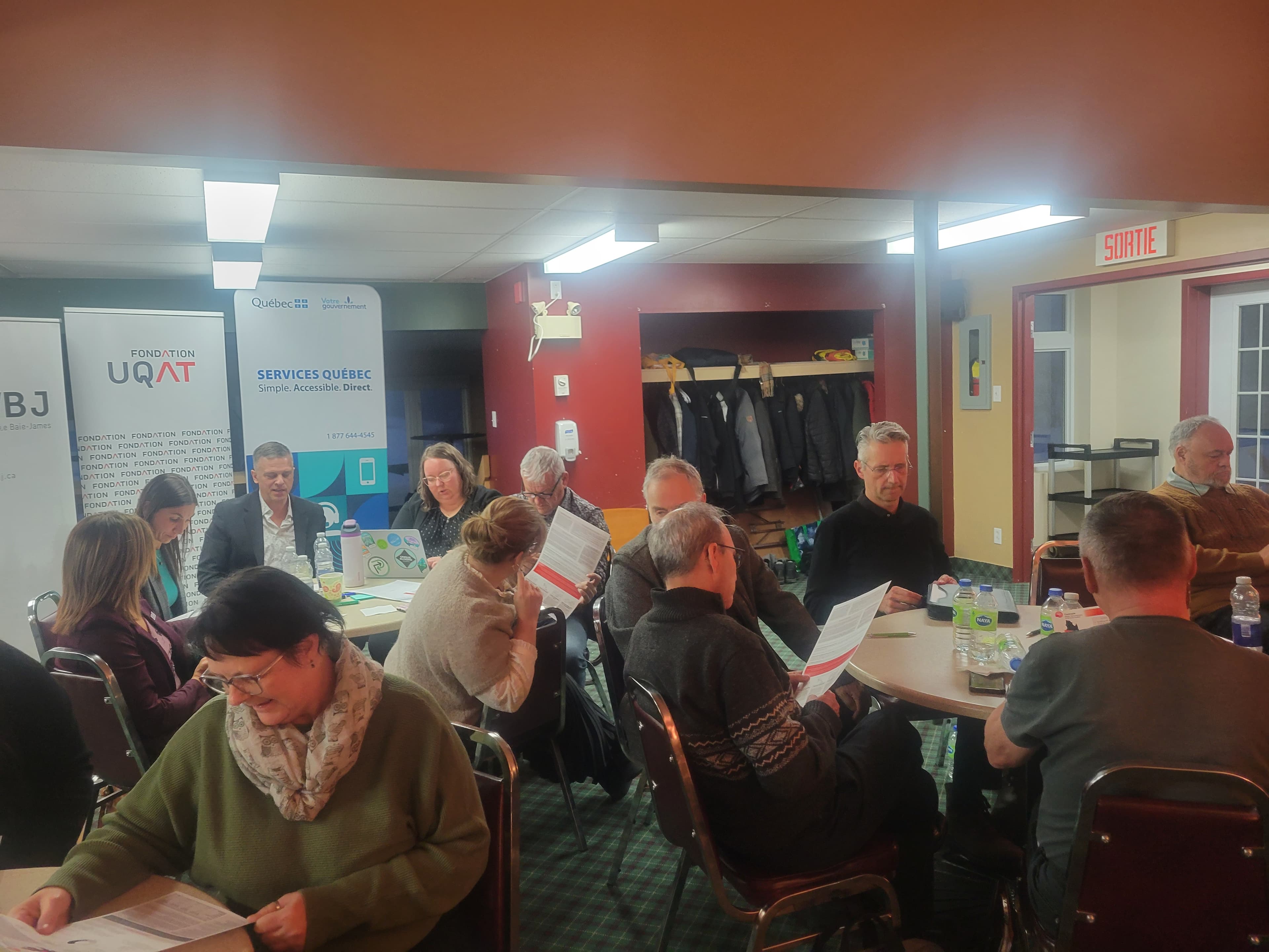 Diverses activités proposées lors de l'après-midi de consultation qui a précédé le lancement de l'Observatoire de la Baie-James, le 26 novembre 2025 à Matagami