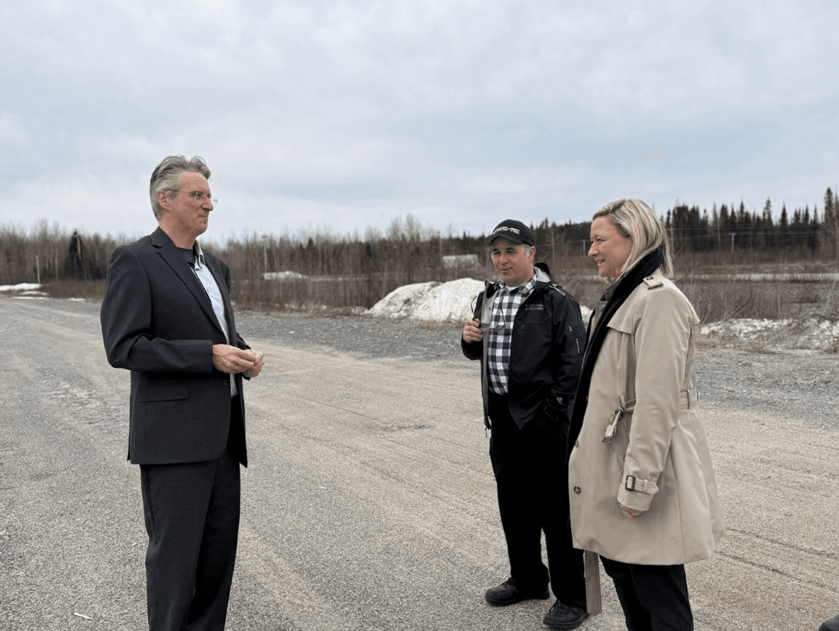 De gauche à droite : Daniel Cliche, directeur général de la ville de Matagami / Mathieu Pichette, président de Services ferroviaires Matagami / Maïté Blanchette Vézina, ministre des Ressources naturelles et des Forêts  