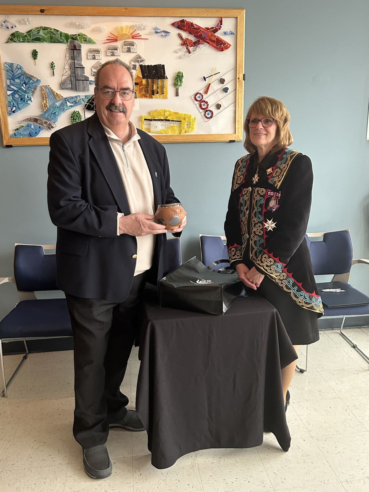 Jaques Fortin, maire de Chapais recevant un présent de l'honorable Manon Jeannotte, Lieutenante-gouverneure du Québec