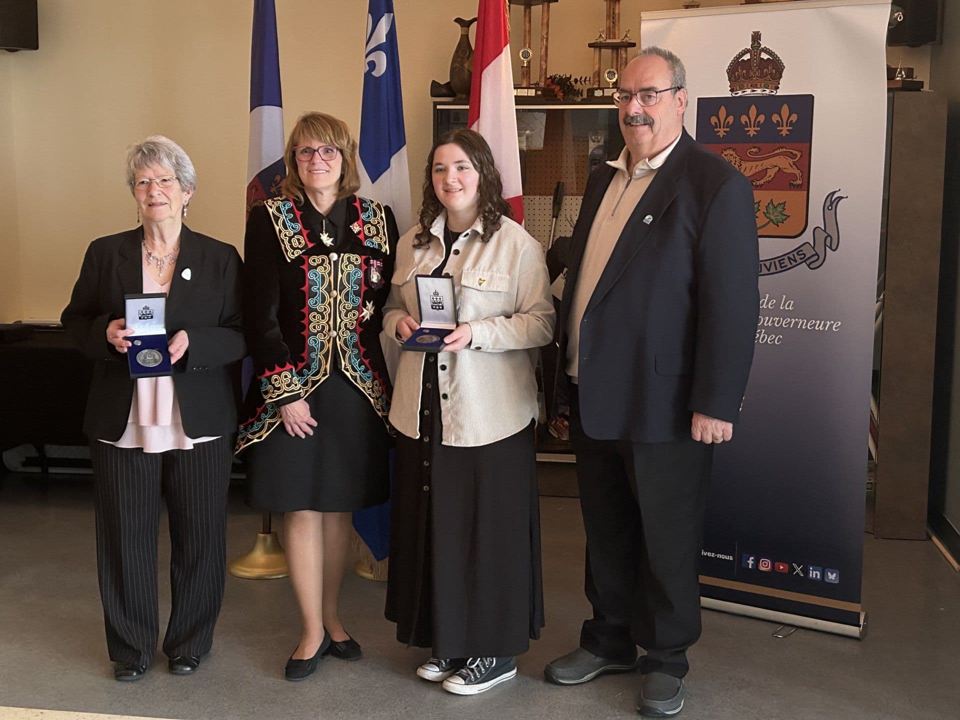 De gauche à droite : Mme Marguerite Joly, lauréate dans la catégorie Aînés / L'honorable Manon Jeannotte, Lieutenante-gouverneure du Québec / Dorianne Lefebvre, lauréate dans la catégorie Jeunesse / Jacques Fortin, maire de Chapais