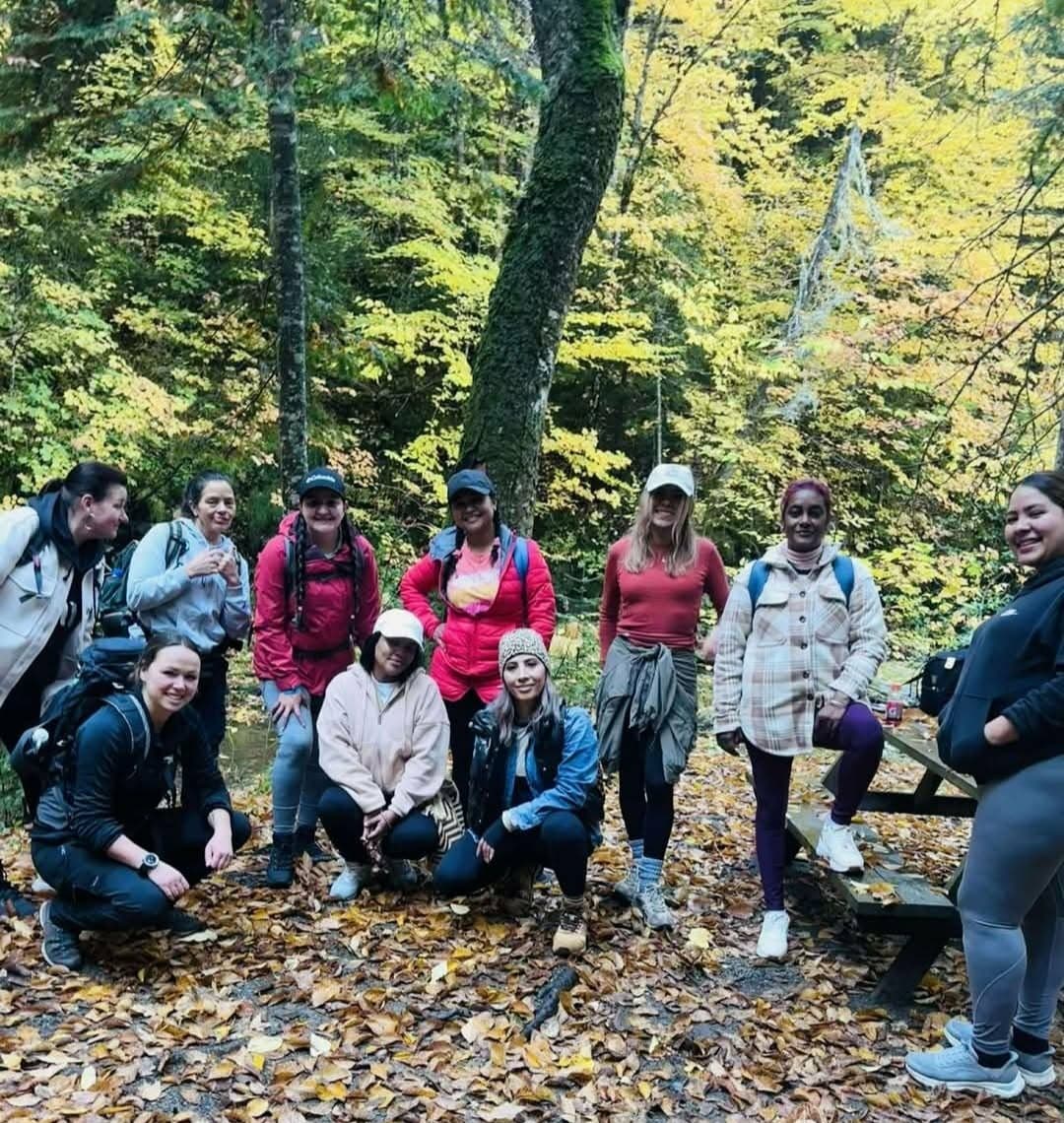 Activité de randonnée guidée permettant de découvrir la région autrement. Partages en groupe, moments de détente, connexion à soi, avec la nature et les autres.