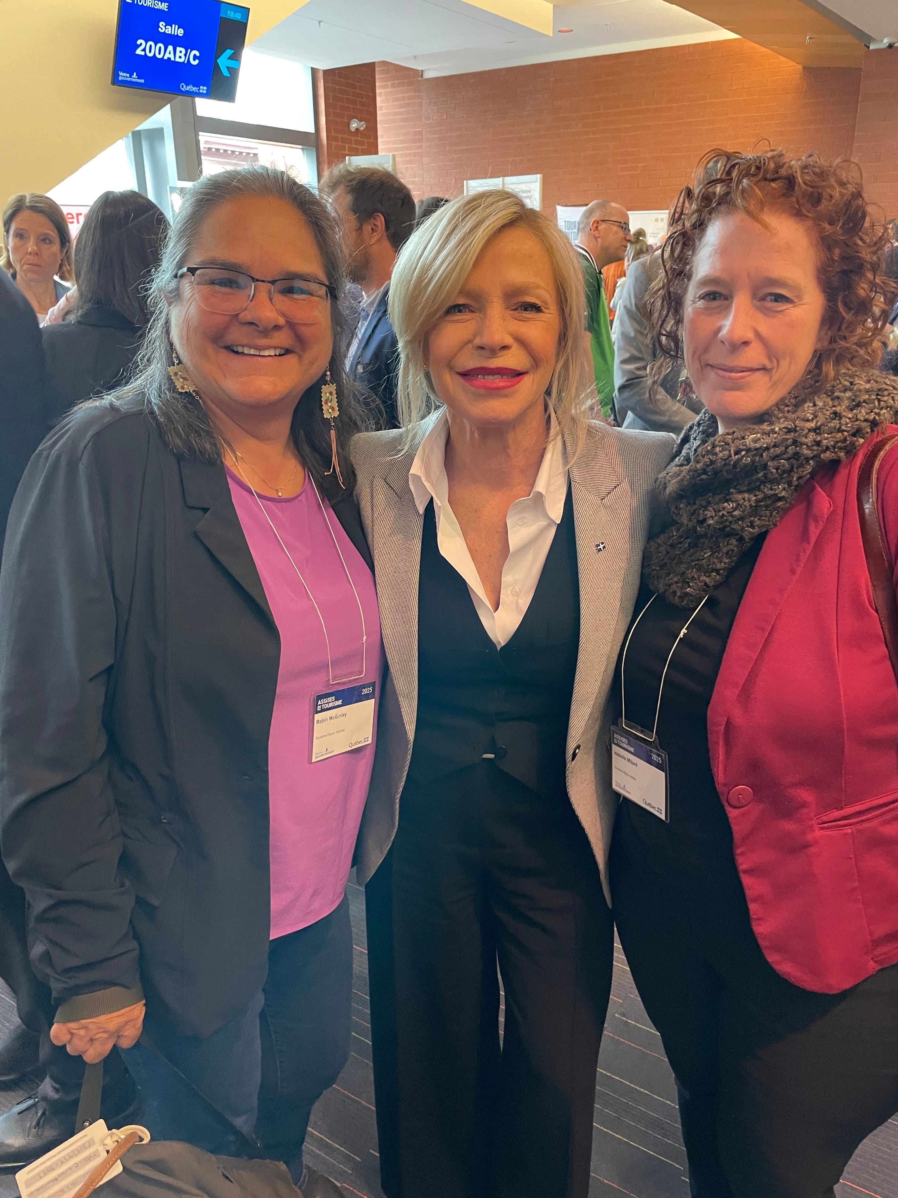  De gauche à droite : Robin McGinley, directrice générale de Tourisme Eeyou Istchee / Caroline Proulx, ministre du Tourisme / Isabelle Milord, directrice générale de Tourisme Baie-James