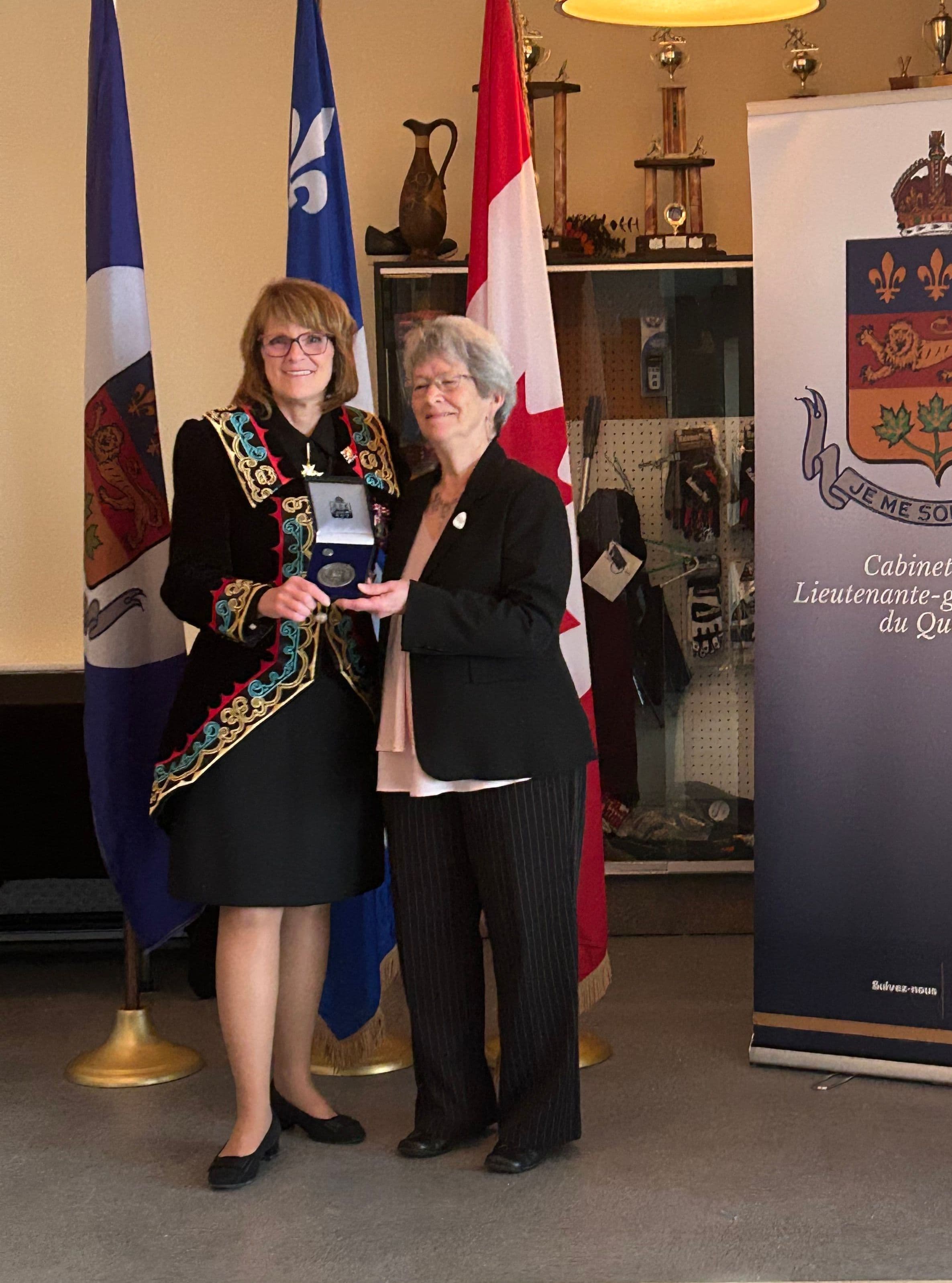 Marguerite Joly, lauréate dans la catégorie Aînés auprès de l'Honorable Manon Jeannotte, Lieutenante-gouverneure du Québec