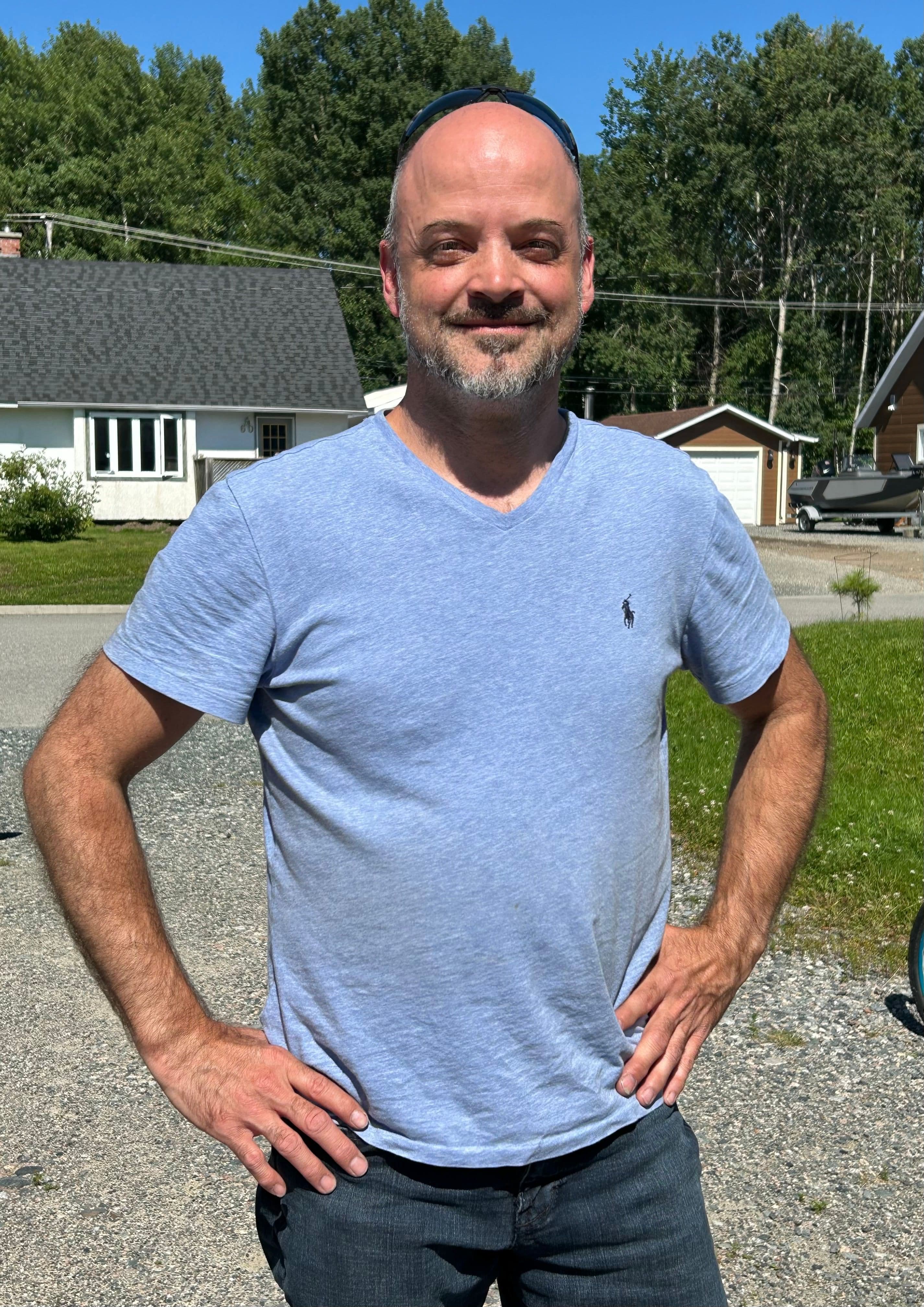 Stéphane Melançon a pu recharger sa moto électrique modifiée à Matagami à l'aide d'amitiés nouées en ligne