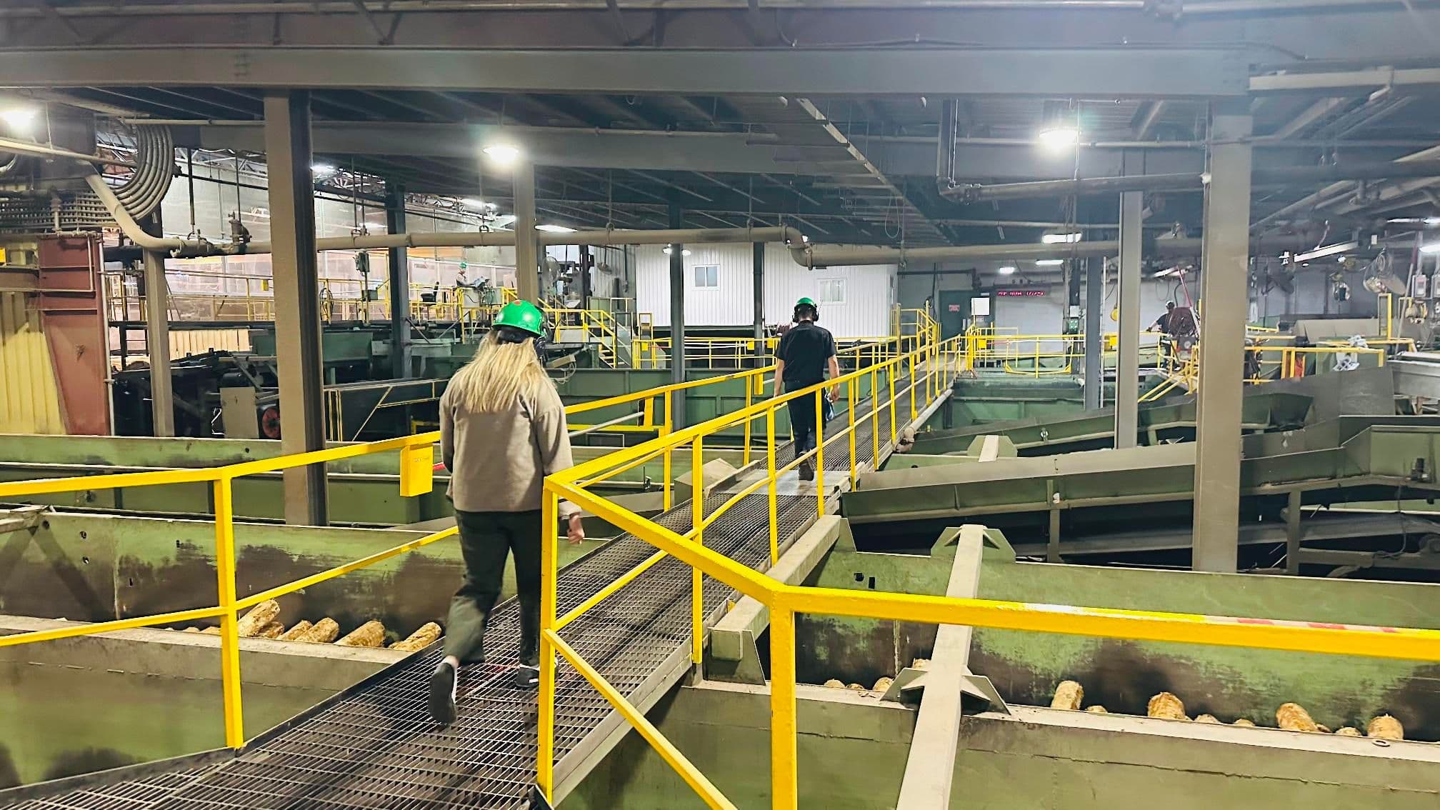 Plusieurs représentants d'Attraction Baie-James en visite à l'usine Barrette-Chapais, le 10 juillet 2025