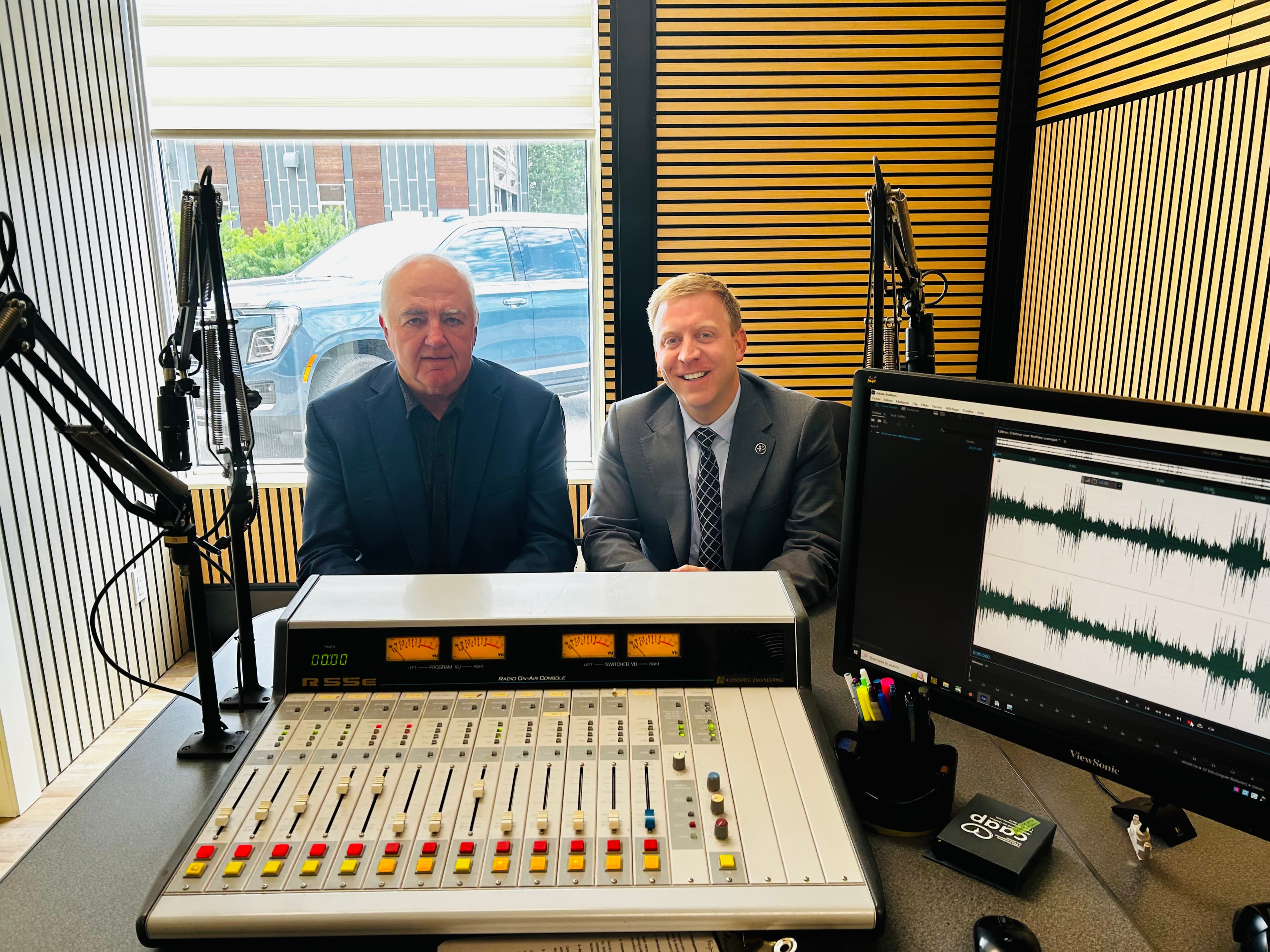 Denis Lamothe, député d'Ungava et représentant du Nord-du-Québec au Conseil des régions et Mathieu Lévesque, ministre délégué aux Régions et à la Jeunesse, dans les studios de l'Aurore Info, le 29 juin 2026