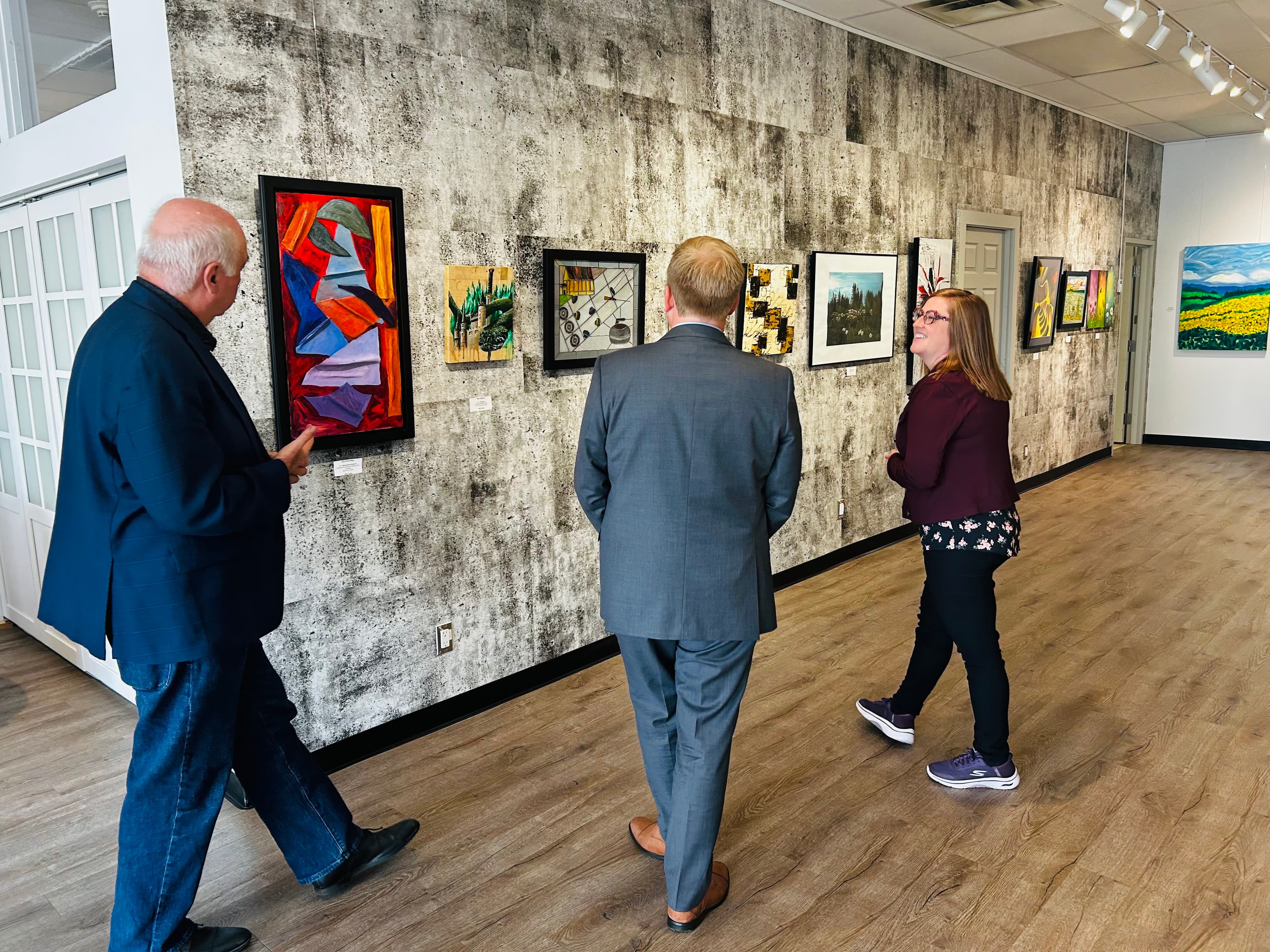 Denis Lamothe, député d’Ungava et adjoint parlementaire — Mathieu Lévesque, ministre délégué aux Régions et à la Jeunesse et Stéphanie Thompson, artiste peintre de Matagami, à la galerie d'art Au 