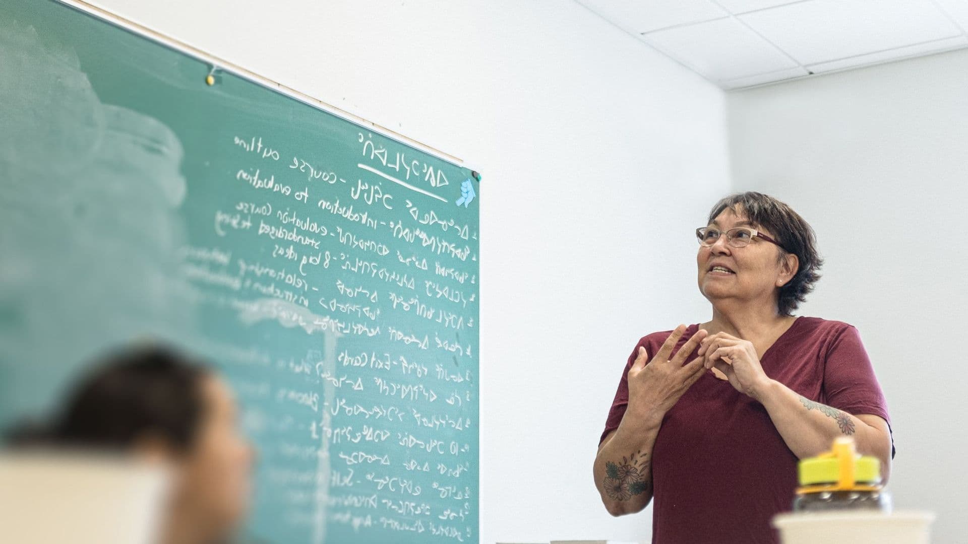 L’enseignante Ulaayu Pilurtuut lors d’un cours offert à un groupe d'enseignants de Kativik Ilisarniliriniq lors de l'Institut d'été 2024 offert en partenariat avec l'Université McGill.