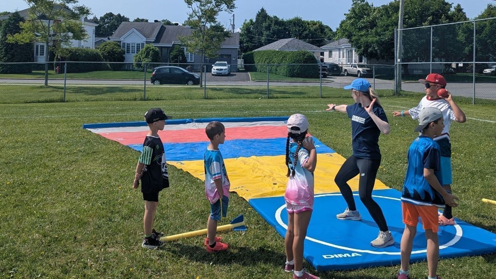 Au programme : sprint, lancer de poids, saut en hauteur et autres; avec l’espoir de révéler des talents insoupçonnés chez les jeunes et moins jeunes.