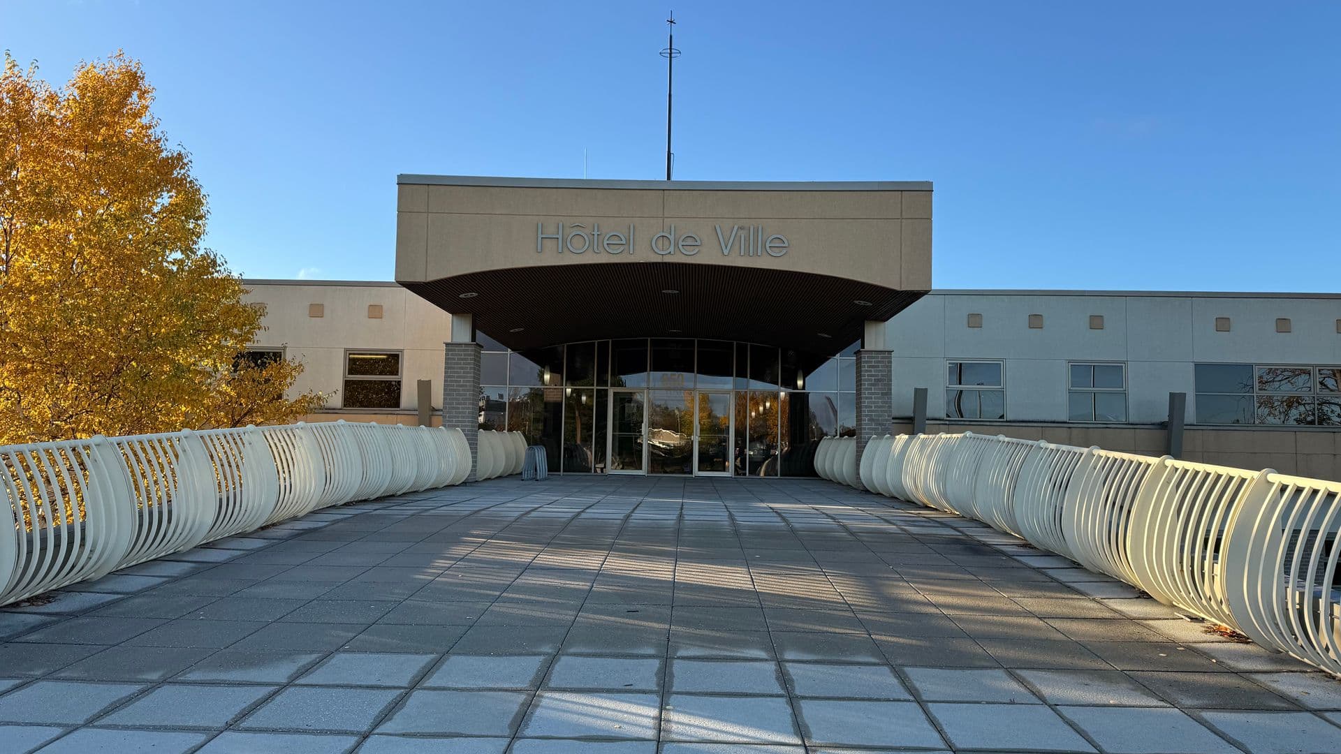 Face aux nombreux enjeux, la mairesse demande une meilleure adaptation des politiques gouvernementales afin de favoriser l’établissement durable de nouveaux arrivants.