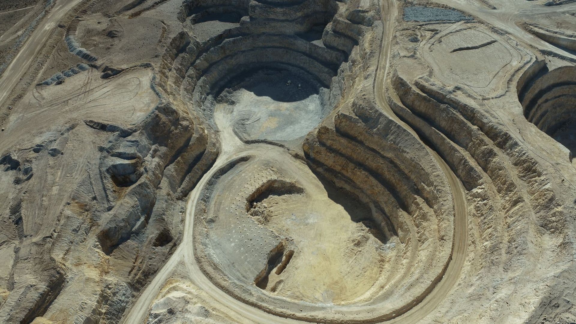 Malgré une augmentation des coûts d’investissement initiaux, l’entreprise prévoit déposer son Étude d’Impact Environnemental et Social courant 2026 et vise un début de construction en 2028.