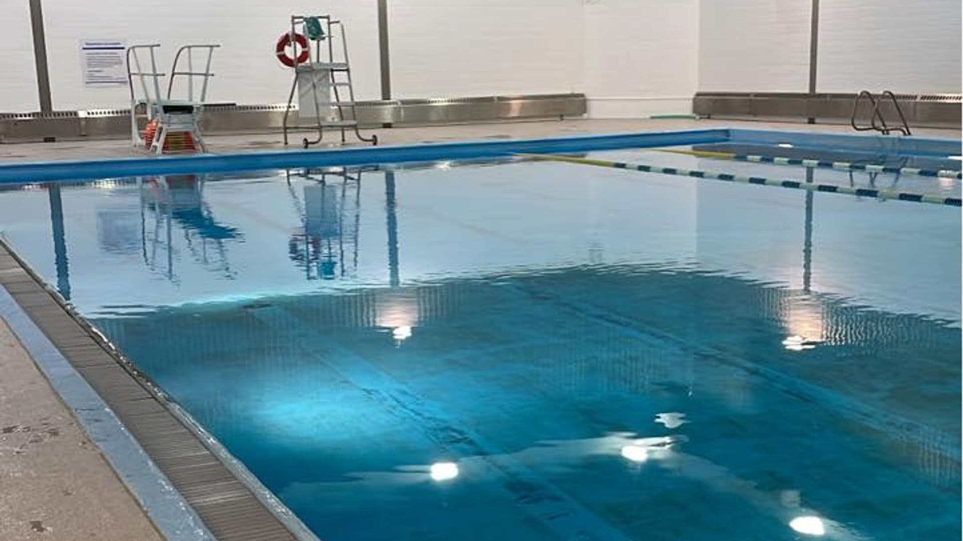 À Chapais, la réouverture de la piscine municipale est prévue pour janvier 2026, mais demeure conditionnelle à la formation d'un personnel qualifié.