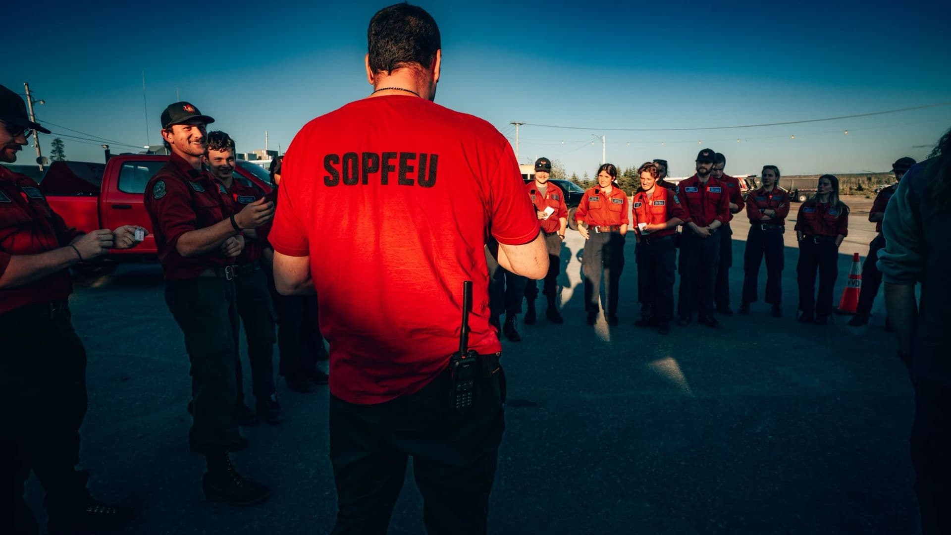 Des pompiers en provenance de plusieurs provinces canadiennes viennent appuyer les opérations, tandis que de nombreuses mesures de sécurité restent en vigueur dans ce secteur.