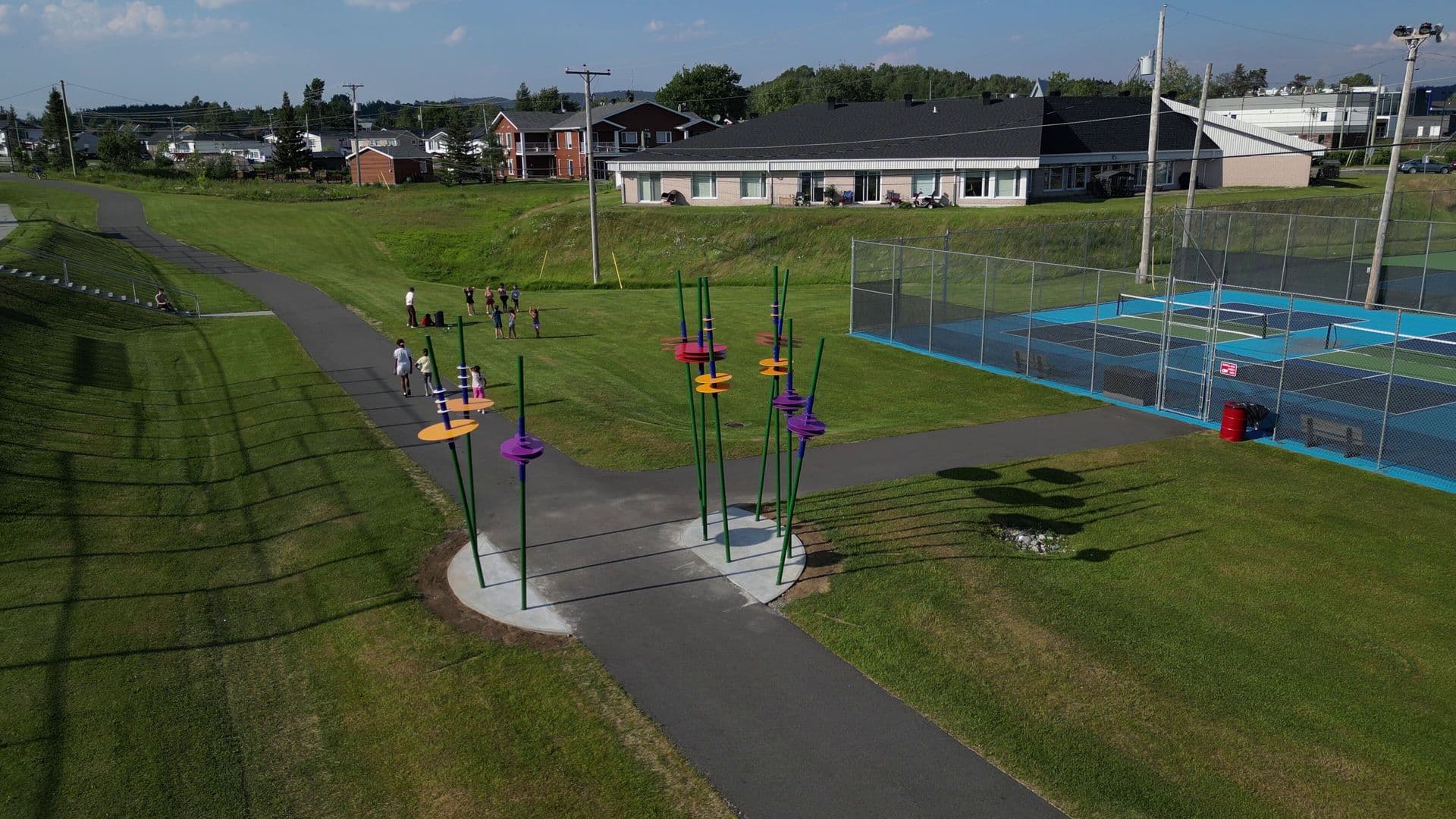 Inaugurée entre les terrains de soccer et de pickleball, cette sculpture marque une avancée significative dans l’occupation artistique de l’espace public à Chibougamau.