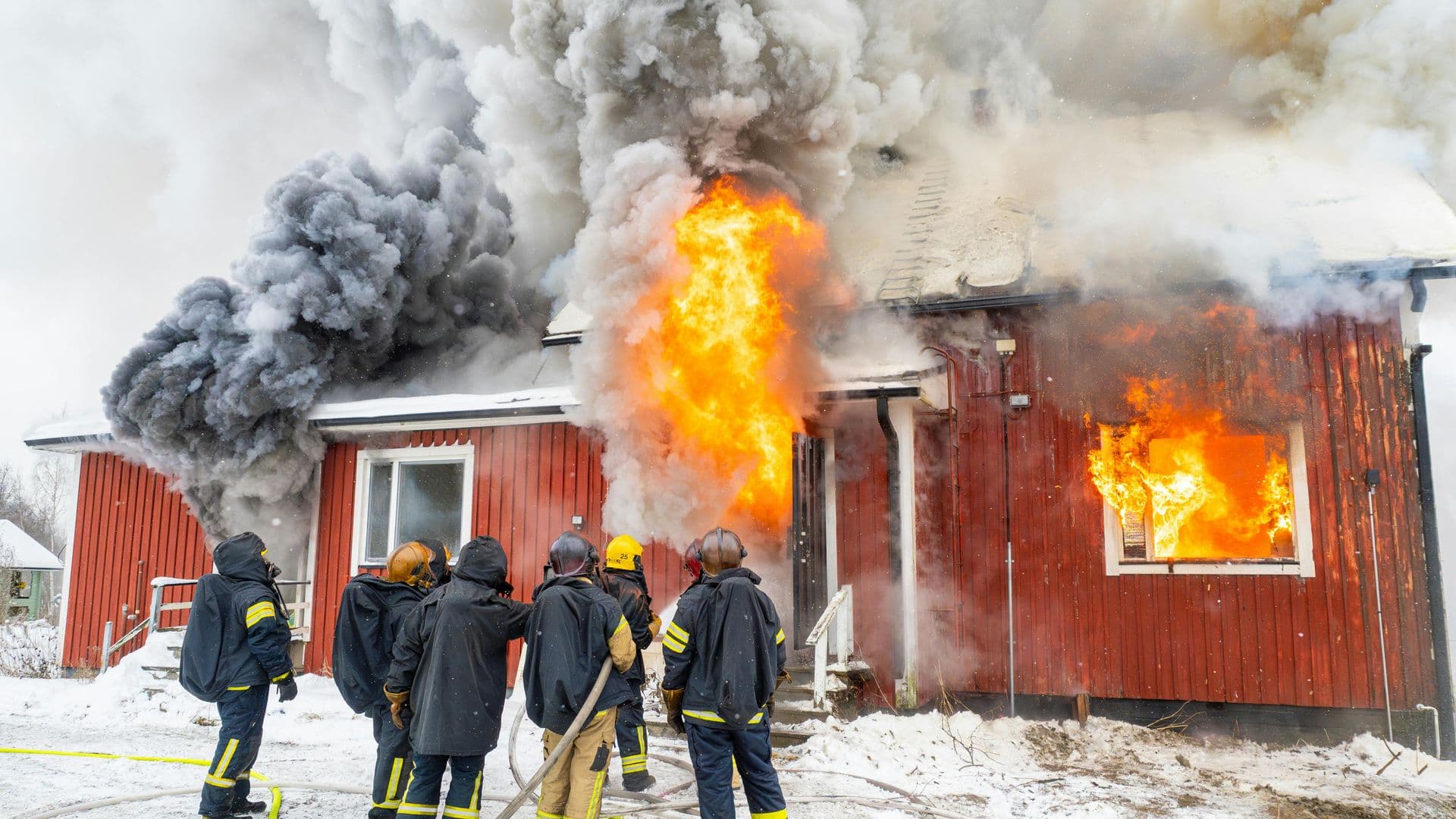 Des pompiers qui éteignent un incendie