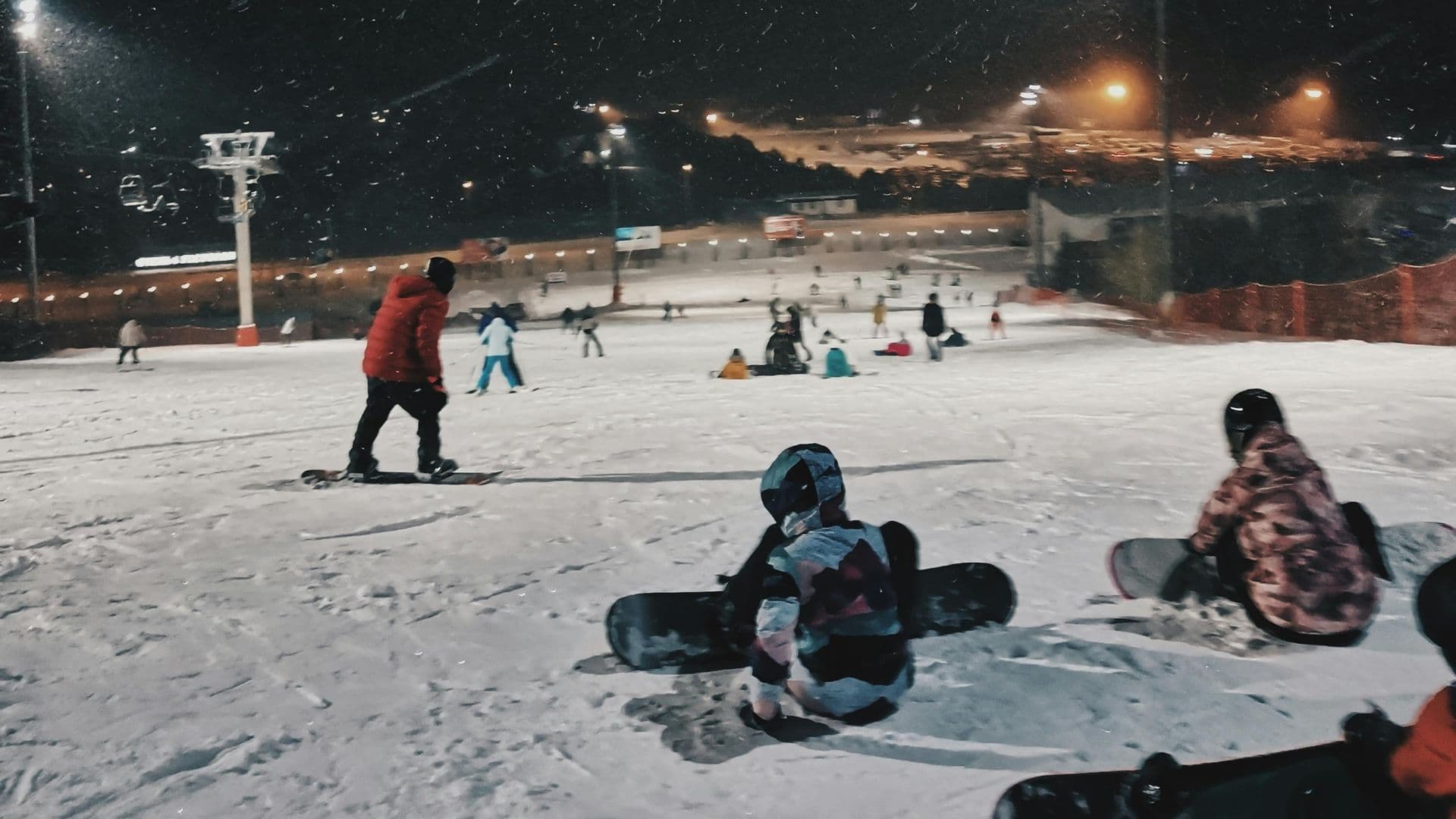 Des jeunes dans la neiges