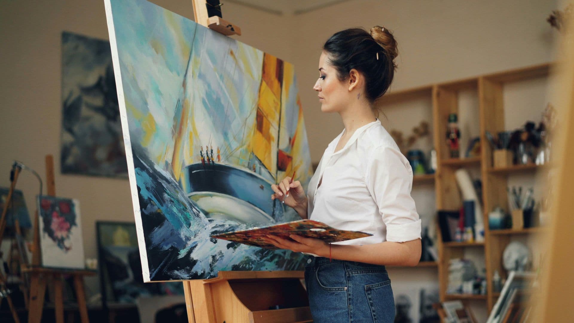 Une jeune femme qui peint