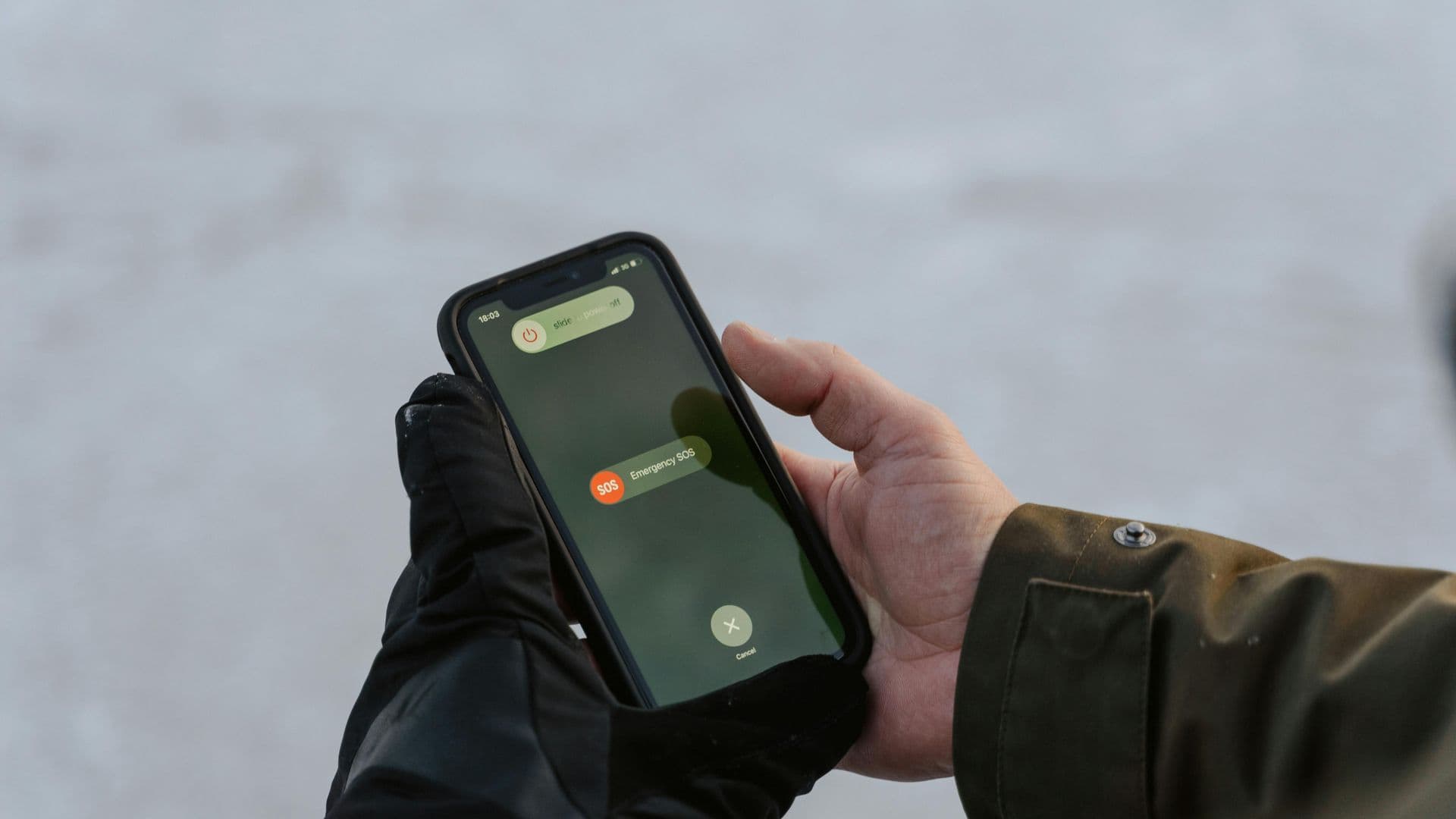 Un cellulaire avec SOS affiché sur l'écran