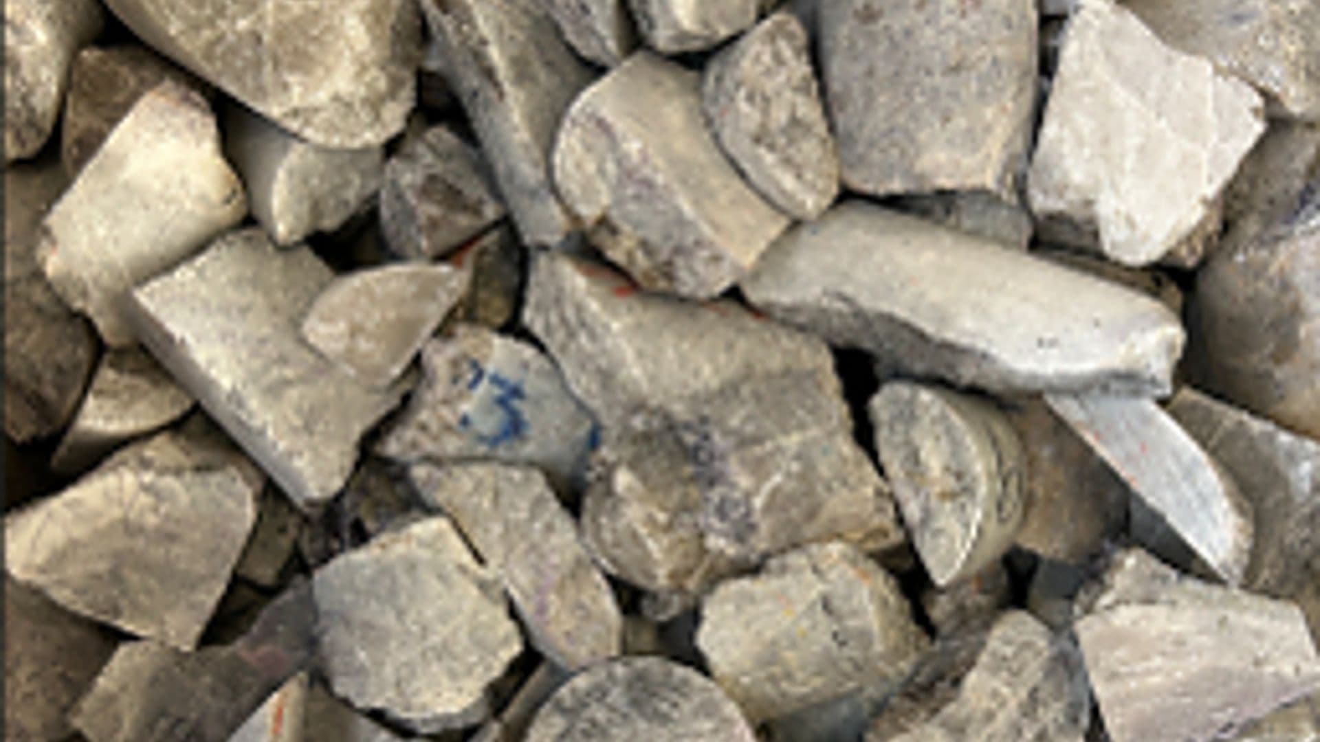 Concentré de pollucite (~12 % Cs2O) produit dans le cadre du programme antérieur de tri de minerai par XRT, dont une portion a été utilisée comme matériel d’alimentation pour le programme d’extraction et de récupération de césium.