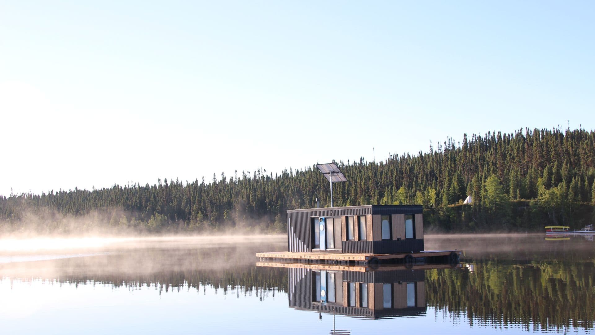 Studio flottant Mwakw, sur le lac Waconichi